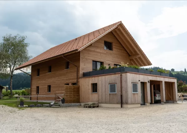 Bauernhaus aus Truberholzwänden, Schalung Aussen aus Douglas, sägeroh, unbehandelt (naturbelassen), Befestigung A2 Rostfrei, alles geschraubt