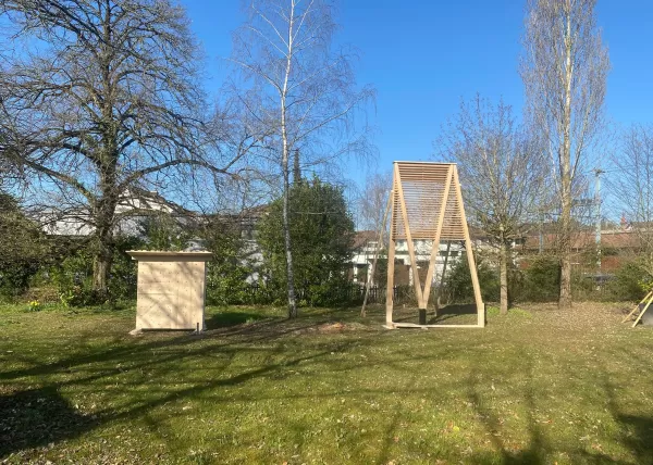 Die Aussenwand ist 50cm dick und wurde im Truberholz-System hergestellt - mit Dübel verbunden ohne Leimstoffe