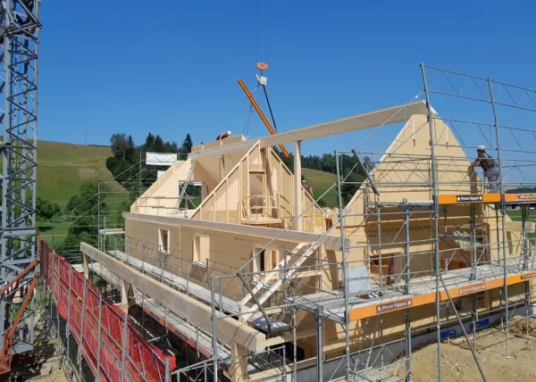 Aufrichten Truberholz Wohnhaus mit Anbau in Luthern