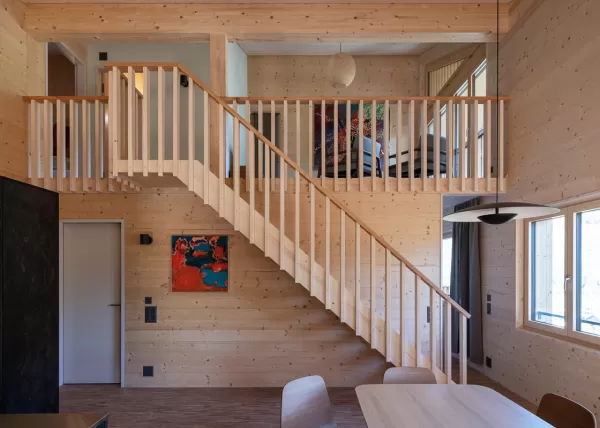 Viele Menschen sind zu der Einsicht gelangt, dass sie nicht mehr alles besitzen müssen. Der Unterhalt einer Ferienwohnung ist zeitintensiv und teuer. Das Mehrfamilienhaus an der Höhenstrasse 2 in Zweisimmen bietet mit touristisch bewirtschaftetem Wohnen eine Alternative.