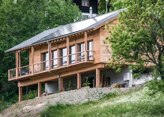 in Birgisch mit einer Netto-Wohnfläche von 96 m2 ist eines der ersten solaren Direktgewinnhäuser im «Sonnenkanton Wallis»: ein optimal dämmendes Vollholzwandsystem aus regionalem, in abnehmendem Mond geschlagenem Fichtenholz, genügend Speichermasse, spezielles Fensterglas und eine optimale Beschattung machen eine Heizung überflüssig (lediglich ein kleiner Stückholzofen überbrückt lange winterliche Schlechtwetterphasen). Praktisch ausschliesslich werden ökologische Materialien verwendet. Walliser und Berner 