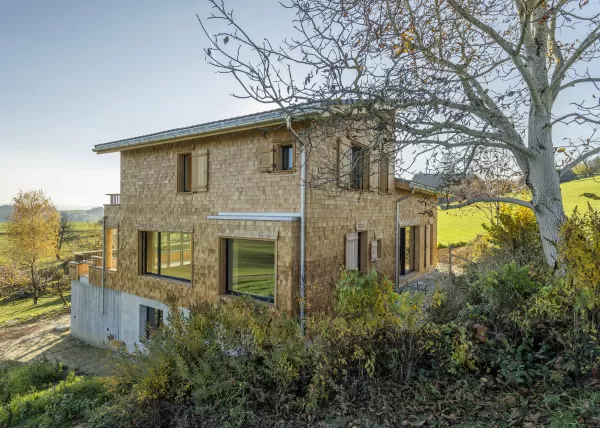 Einfamilienhaus in Affoltern aus Truberholz. Truberholzwände sichtbar, alles wunderschön hell. Durch das Schweizrholz ist die Wohnung sehr behaglich und erziehlt so ein wunderbares Wohnklima. Da fühlt man sich von Anfang an zu Hause. Aussen wit einer wunderschönen Terrasse. Grosse Glasfront mit Sitzplatz. Das Haus wird mit einem kleinen Ofen beheizt. Dies ist vollkommen ausreichend, da das Holz die Wärme speichert. Aussen ist die Schalung mit Holzschindeln.