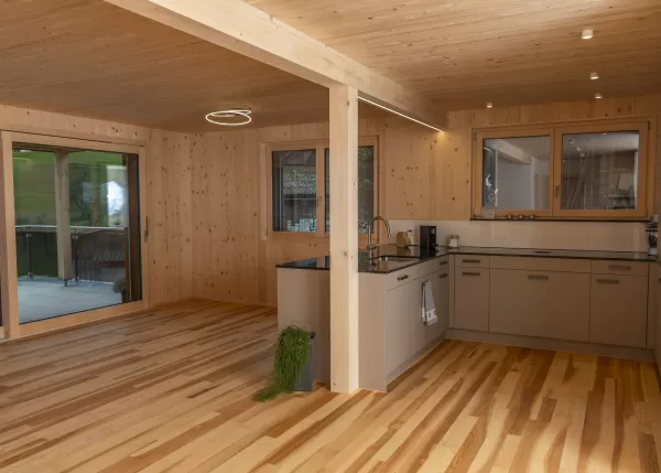 Entdecken Sie unsere vielseitigen Holzarten, darunter Eichenholz, Buchenholz, Kiefernholz und mehr. Wir bieten Ihnen alles, was Sie für Ihre Bauprojekte benötigen, von Holzbalken über Bodendielen bis hin zu Gartenmöbeln und Spielgeräten.