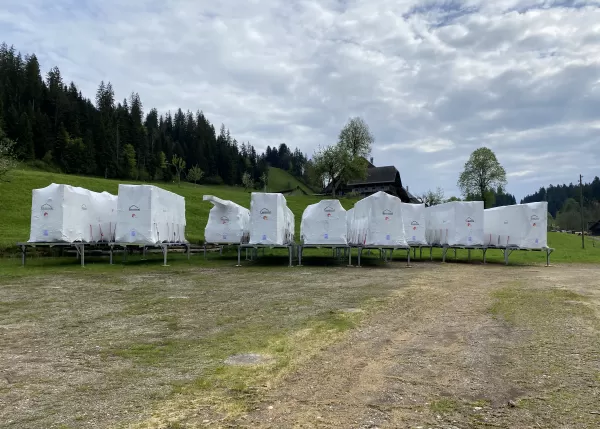 𝗦𝗲𝗰𝗵𝘀-𝗙𝗮𝗺𝗶𝗹𝗶𝗲𝗻-𝗛𝗮𝘂𝘀 𝗺𝗶𝘁 𝘂𝗻𝗴𝗹𝗮𝘂𝗯𝗹𝗶𝗰𝗵𝗲𝗻 𝗗𝗶𝗺𝗲𝗻𝘀𝗶𝗼𝗻𝗲𝗻 ✨🏡  Unser neuestes Mehrfamilienhaus beeindruckt nicht nur durch seine Größe, sondern auch durch die massive Verwendung von regionalem Holz:  🌲 𝟯𝟳𝟬 𝗺³ 𝗦𝗰𝗵𝘄𝗲𝗶𝘇𝗲𝗿 𝗛𝗼𝗹𝘇 𝘃𝗲𝗿𝗯𝗮𝘂𝘁 - um euch eine Vorstellung zu geben: Das entspricht etwa einem Ertrag von rund 300 ausgewachsenen Fichten und Tannen!  🌿 𝗪𝗲𝗶𝘀𝘀𝘁𝗮𝗻𝗻𝗲 für alle Innen- und Außenwände sowie das Dach.  🌳 𝟲𝟴𝟬 𝗺² 𝗴𝗲𝗱ä𝗺𝗽𝗳