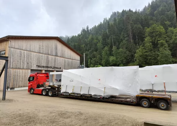 𝗦𝗲𝗰𝗵𝘀-𝗙𝗮𝗺𝗶𝗹𝗶𝗲𝗻-𝗛𝗮𝘂𝘀 𝗺𝗶𝘁 𝘂𝗻𝗴𝗹𝗮𝘂𝗯𝗹𝗶𝗰𝗵𝗲𝗻 𝗗𝗶𝗺𝗲𝗻𝘀𝗶𝗼𝗻𝗲𝗻 ✨🏡  Unser neuestes Mehrfamilienhaus beeindruckt nicht nur durch seine Größe, sondern auch durch die massive Verwendung von regionalem Holz:  🌲 𝟯𝟳𝟬 𝗺³ 𝗦𝗰𝗵𝘄𝗲𝗶𝘇𝗲𝗿 𝗛𝗼𝗹𝘇 𝘃𝗲𝗿𝗯𝗮𝘂𝘁 - um euch eine Vorstellung zu geben: Das entspricht etwa einem Ertrag von rund 300 ausgewachsenen Fichten und Tannen!  🌿 𝗪𝗲𝗶𝘀𝘀𝘁𝗮𝗻𝗻𝗲 für alle Innen- und Außenwände sowie das Dach.  🌳 𝟲𝟴𝟬 𝗺² 𝗴𝗲𝗱ä𝗺𝗽𝗳