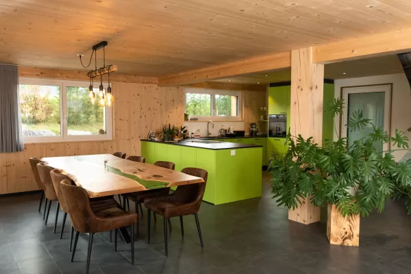 Bauernhaus aus Truberholzwänden, Schalung Aussen aus Douglas, sägeroh, unbehandelt (naturbelassen), Befestigung A2 Rostfrei, alles geschraubt