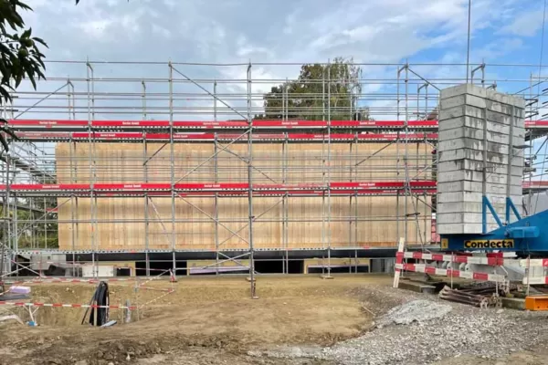   Aufrichten Holzbau   Die Aufrichtphase für das Centre Albert Anker hat begonnen.