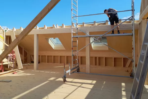 Aufrichten Truberholz Wohnhaus mit Anbau in Luthern