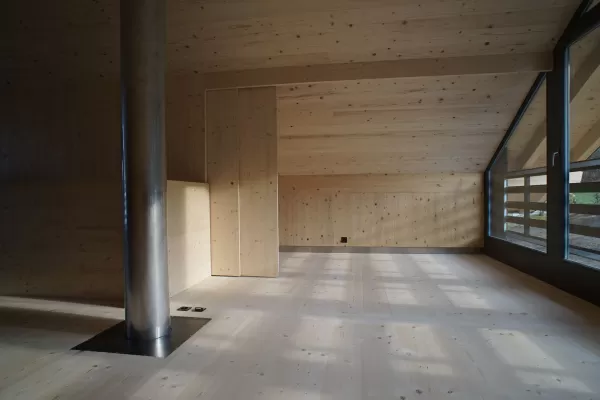 Reiheneinfamilienhaus konsequent in Holz, gesundes Innenraumklima durch Abschirmung von Elektrosmog. Materialien wie z.B. Radiatoren aus Gebrauchtwarenhandel