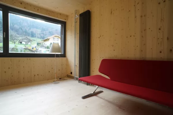 Reiheneinfamilienhaus konsequent in Holz, gesundes Innenraumklima durch Abschirmung von Elektrosmog. Materialien wie z.B. Radiatoren aus Gebrauchtwarenhandel