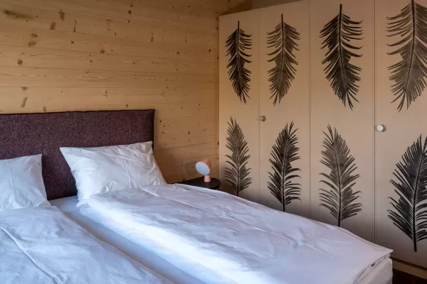 Viele Menschen sind zu der Einsicht gelangt, dass sie nicht mehr alles besitzen müssen. Der Unterhalt einer Ferienwohnung ist zeitintensiv und teuer. Das Mehrfamilienhaus an der Höhenstrasse 2 in Zweisimmen bietet mit touristisch bewirtschaftetem Wohnen eine Alternative.