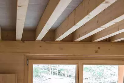 in Birgisch mit einer Netto-Wohnfläche von 96 m2 ist eines der ersten solaren Direktgewinnhäuser im «Sonnenkanton Wallis»: ein optimal dämmendes Vollholzwandsystem aus regionalem, in abnehmendem Mond geschlagenem Fichtenholz, genügend Speichermasse, spezielles Fensterglas und eine optimale Beschattung machen eine Heizung überflüssig (lediglich ein kleiner Stückholzofen überbrückt lange winterliche Schlechtwetterphasen). Praktisch ausschliesslich werden ökologische Materialien verwendet. Walliser und Berner 