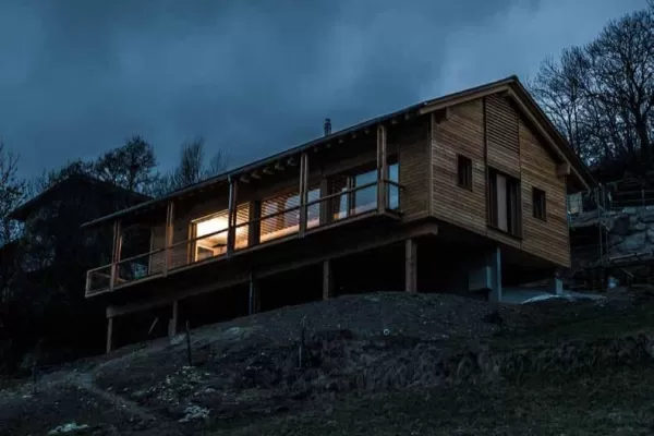 in Birgisch mit einer Netto-Wohnfläche von 96 m2 ist eines der ersten solaren Direktgewinnhäuser im «Sonnenkanton Wallis»: ein optimal dämmendes Vollholzwandsystem aus regionalem, in abnehmendem Mond geschlagenem Fichtenholz, genügend Speichermasse, spezielles Fensterglas und eine optimale Beschattung machen eine Heizung überflüssig (lediglich ein kleiner Stückholzofen überbrückt lange winterliche Schlechtwetterphasen). Praktisch ausschliesslich werden ökologische Materialien verwendet. Walliser und Berner 