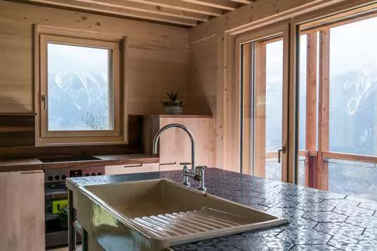 in Birgisch mit einer Netto-Wohnfläche von 96 m2 ist eines der ersten solaren Direktgewinnhäuser im «Sonnenkanton Wallis»: ein optimal dämmendes Vollholzwandsystem aus regionalem, in abnehmendem Mond geschlagenem Fichtenholz, genügend Speichermasse, spezielles Fensterglas und eine optimale Beschattung machen eine Heizung überflüssig (lediglich ein kleiner Stückholzofen überbrückt lange winterliche Schlechtwetterphasen). Praktisch ausschliesslich werden ökologische Materialien verwendet. Walliser und Berner 