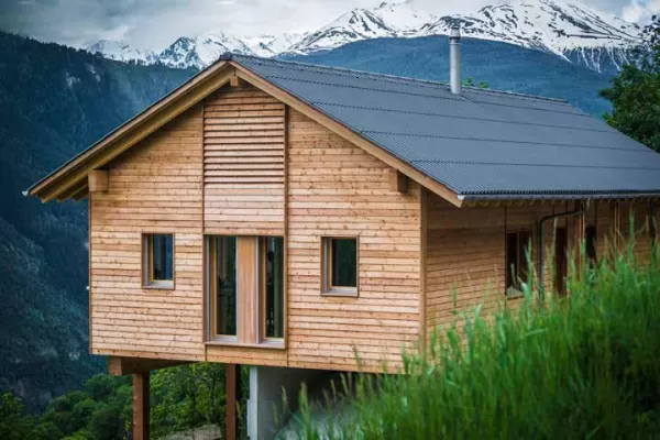 in Birgisch mit einer Netto-Wohnfläche von 96 m2 ist eines der ersten solaren Direktgewinnhäuser im «Sonnenkanton Wallis»: ein optimal dämmendes Vollholzwandsystem aus regionalem, in abnehmendem Mond geschlagenem Fichtenholz, genügend Speichermasse, spezielles Fensterglas und eine optimale Beschattung machen eine Heizung überflüssig (lediglich ein kleiner Stückholzofen überbrückt lange winterliche Schlechtwetterphasen). Praktisch ausschliesslich werden ökologische Materialien verwendet. Walliser und Berner 