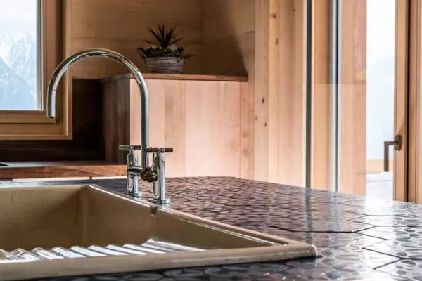 in Birgisch mit einer Netto-Wohnfläche von 96 m2 ist eines der ersten solaren Direktgewinnhäuser im «Sonnenkanton Wallis»: ein optimal dämmendes Vollholzwandsystem aus regionalem, in abnehmendem Mond geschlagenem Fichtenholz, genügend Speichermasse, spezielles Fensterglas und eine optimale Beschattung machen eine Heizung überflüssig (lediglich ein kleiner Stückholzofen überbrückt lange winterliche Schlechtwetterphasen). Praktisch ausschliesslich werden ökologische Materialien verwendet. Walliser und Berner 