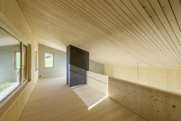 Einfamilienhaus in Affoltern aus Truberholz. Truberholzwände sichtbar, alles wunderschön hell. Durch das Schweizrholz ist die Wohnung sehr behaglich und erziehlt so ein wunderbares Wohnklima. Da fühlt man sich von Anfang an zu Hause. Aussen wit einer wunderschönen Terrasse. Grosse Glasfront mit Sitzplatz. Das Haus wird mit einem kleinen Ofen beheizt. Dies ist vollkommen ausreichend, da das Holz die Wärme speichert. Aussen ist die Schalung mit Holzschindeln.