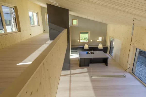 Einfamilienhaus in Affoltern aus Truberholz. Truberholzwände sichtbar, alles wunderschön hell. Durch das Schweizrholz ist die Wohnung sehr behaglich und erziehlt so ein wunderbares Wohnklima. Da fühlt man sich von Anfang an zu Hause. Aussen wit einer wunderschönen Terrasse. Grosse Glasfront mit Sitzplatz. Das Haus wird mit einem kleinen Ofen beheizt. Dies ist vollkommen ausreichend, da das Holz die Wärme speichert. Aussen ist die Schalung mit Holzschindeln.