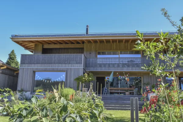 «Für uns war von Anfang an klar, dass wir eine ökologische und regionale Lösung suchen. Wir wollten ein Haus bauen, welches auf einer natürlichen Bauweise basiert und mit einer möglichst geringen Menge an Kunststoffen auskommt. Gleichzeitig war es uns wichtig, dass die Wertschöpfung in der Region bleibt. Das Material Holz stand deshalb im Zentrum unserer Überlegungen und die Lösung von Truberholz passte bestens zu unseren Anforderungen.     Nun wohnen wir bereits ein Jahr im Neubau und können mit Bestimmthe