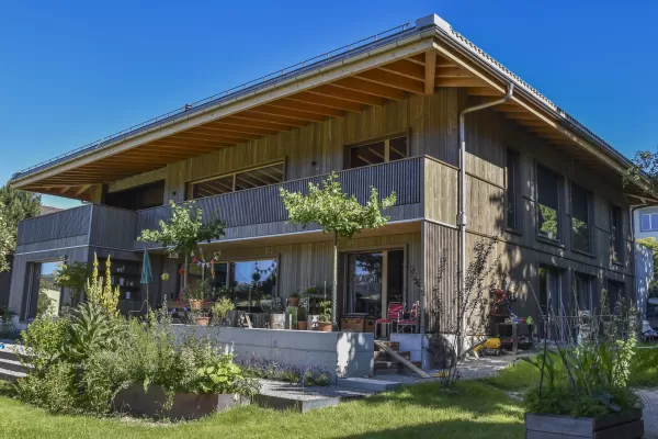 «Für uns war von Anfang an klar, dass wir eine ökologische und regionale Lösung suchen. Wir wollten ein Haus bauen, welches auf einer natürlichen Bauweise basiert und mit einer möglichst geringen Menge an Kunststoffen auskommt. Gleichzeitig war es uns wichtig, dass die Wertschöpfung in der Region bleibt. Das Material Holz stand deshalb im Zentrum unserer Überlegungen und die Lösung von Truberholz passte bestens zu unseren Anforderungen.     Nun wohnen wir bereits ein Jahr im Neubau und können mit Bestimmthe