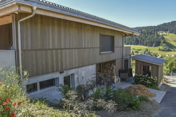 «Für uns war von Anfang an klar, dass wir eine ökologische und regionale Lösung suchen. Wir wollten ein Haus bauen, welches auf einer natürlichen Bauweise basiert und mit einer möglichst geringen Menge an Kunststoffen auskommt. Gleichzeitig war es uns wichtig, dass die Wertschöpfung in der Region bleibt. Das Material Holz stand deshalb im Zentrum unserer Überlegungen und die Lösung von Truberholz passte bestens zu unseren Anforderungen.     Nun wohnen wir bereits ein Jahr im Neubau und können mit Bestimmthe