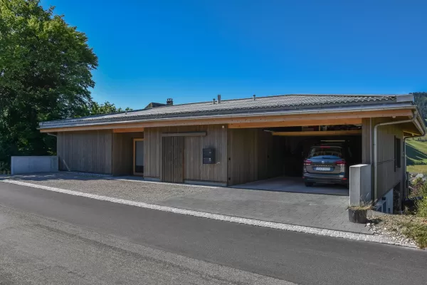 «Für uns war von Anfang an klar, dass wir eine ökologische und regionale Lösung suchen. Wir wollten ein Haus bauen, welches auf einer natürlichen Bauweise basiert und mit einer möglichst geringen Menge an Kunststoffen auskommt. Gleichzeitig war es uns wichtig, dass die Wertschöpfung in der Region bleibt. Das Material Holz stand deshalb im Zentrum unserer Überlegungen und die Lösung von Truberholz passte bestens zu unseren Anforderungen.     Nun wohnen wir bereits ein Jahr im Neubau und können mit Bestimmthe