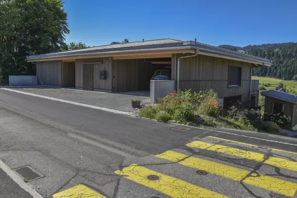 «Für uns war von Anfang an klar, dass wir eine ökologische und regionale Lösung suchen. Wir wollten ein Haus bauen, welches auf einer natürlichen Bauweise basiert und mit einer möglichst geringen Menge an Kunststoffen auskommt. Gleichzeitig war es uns wichtig, dass die Wertschöpfung in der Region bleibt. Das Material Holz stand deshalb im Zentrum unserer Überlegungen und die Lösung von Truberholz passte bestens zu unseren Anforderungen.     Nun wohnen wir bereits ein Jahr im Neubau und können mit Bestimmthe