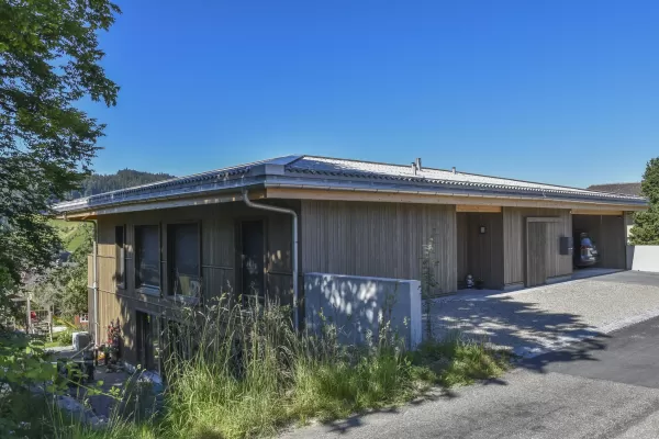 «Für uns war von Anfang an klar, dass wir eine ökologische und regionale Lösung suchen. Wir wollten ein Haus bauen, welches auf einer natürlichen Bauweise basiert und mit einer möglichst geringen Menge an Kunststoffen auskommt. Gleichzeitig war es uns wichtig, dass die Wertschöpfung in der Region bleibt. Das Material Holz stand deshalb im Zentrum unserer Überlegungen und die Lösung von Truberholz passte bestens zu unseren Anforderungen.     Nun wohnen wir bereits ein Jahr im Neubau und können mit Bestimmthe