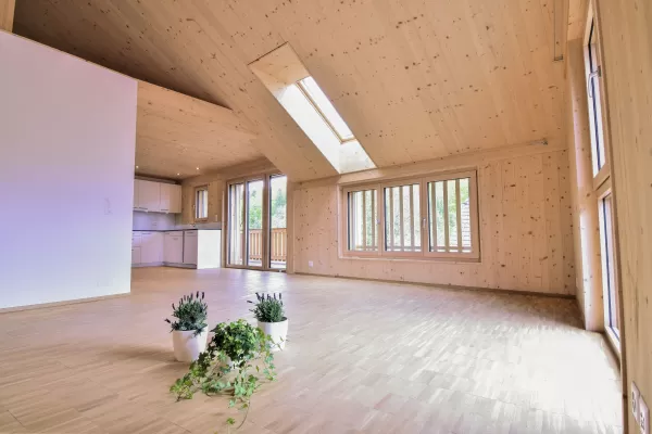 Mehrfamilienhaus in Lyss. Das Haus ist von einem Naturgarten umschlungen. Die Storen sind nach einem Farbmuster von der Bauherrin ausgewählt.