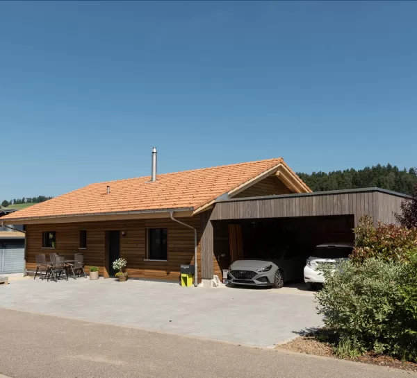 Truberholz-Haus Kleines Wohnhaus - Einfamilienhaus. Truberholzwand nur teils sichtbar. Haus steht in Ursenbach