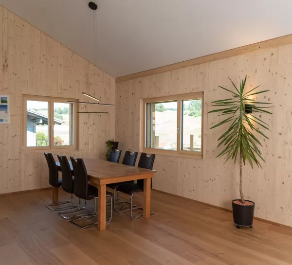 Truberholz-Haus Kleines Wohnhaus - Einfamilienhaus. Truberholzwand nur teils sichtbar. Haus steht in Ursenbach