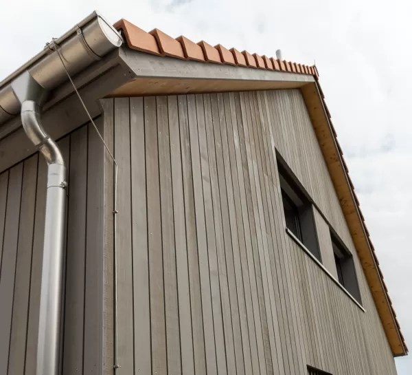 Truberholz-Haus Einfamilienhaus, vor vergraute Aussenschalung stehend, Innen Truberholz-Wände sichtbar, Dübel sichtbar, helles Haus mit grossen Fensterfronten in die Gehrung, eingekleidete Treppe, Haus mit Ziegel, inkl. Garage