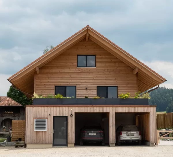 Bauernhaus aus Truberholzwänden, Schalung Aussen aus Douglas, sägeroh, unbehandelt (naturbelassen), Befestigung A2 Rostfrei, alles geschraubt