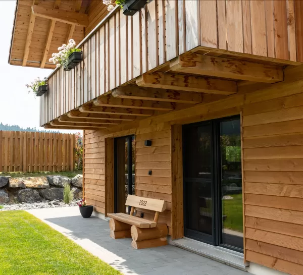 Bauernhaus aus Truberholzwänden, Schalung Aussen aus Douglas, sägeroh, unbehandelt (naturbelassen), Befestigung A2 Rostfrei, alles geschraubt