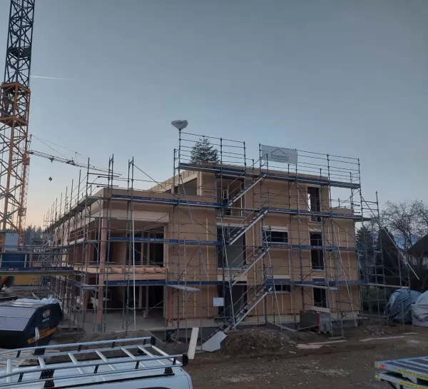 Aufrichten Mehrfamilienhaus in Recherswil, Truberholzhaus,   "Alles aus einer Hand - von der Beratung bis hin zur Ausführung"  Sagen Sie uns was Sie vorstellen und wir entwickeln gemeinsam mit Ihnen Ihr Zuhause.