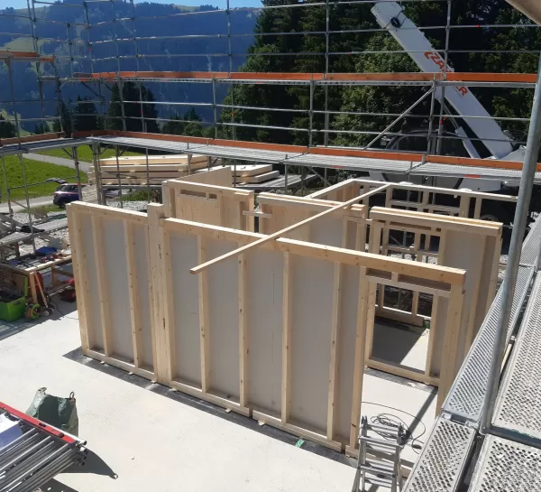 Aufrichten, Bauphase, Baudienstleistung, Planung Truberholzhaus, Ersatzneubau, Wohnhaus, Einfamilienhaus, im grünen in Launen