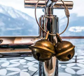 in Birgisch mit einer Netto-Wohnfläche von 96 m2 ist eines der ersten solaren Direktgewinnhäuser im «Sonnenkanton Wallis»: ein optimal dämmendes Vollholzwandsystem aus regionalem, in abnehmendem Mond geschlagenem Fichtenholz, genügend Speichermasse, spezielles Fensterglas und eine optimale Beschattung machen eine Heizung überflüssig (lediglich ein kleiner Stückholzofen überbrückt lange winterliche Schlechtwetterphasen). Praktisch ausschliesslich werden ökologische Materialien verwendet. Walliser und Berner 