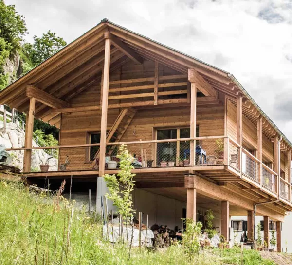 in Birgisch mit einer Netto-Wohnfläche von 96 m2 ist eines der ersten solaren Direktgewinnhäuser im «Sonnenkanton Wallis»: ein optimal dämmendes Vollholzwandsystem aus regionalem, in abnehmendem Mond geschlagenem Fichtenholz, genügend Speichermasse, spezielles Fensterglas und eine optimale Beschattung machen eine Heizung überflüssig (lediglich ein kleiner Stückholzofen überbrückt lange winterliche Schlechtwetterphasen). Praktisch ausschliesslich werden ökologische Materialien verwendet. Walliser und Berner 