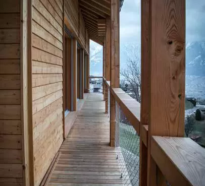 in Birgisch mit einer Netto-Wohnfläche von 96 m2 ist eines der ersten solaren Direktgewinnhäuser im «Sonnenkanton Wallis»: ein optimal dämmendes Vollholzwandsystem aus regionalem, in abnehmendem Mond geschlagenem Fichtenholz, genügend Speichermasse, spezielles Fensterglas und eine optimale Beschattung machen eine Heizung überflüssig (lediglich ein kleiner Stückholzofen überbrückt lange winterliche Schlechtwetterphasen). Praktisch ausschliesslich werden ökologische Materialien verwendet. Walliser und Berner 