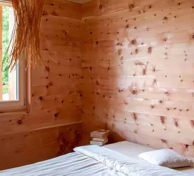 in Birgisch mit einer Netto-Wohnfläche von 96 m2 ist eines der ersten solaren Direktgewinnhäuser im «Sonnenkanton Wallis»: ein optimal dämmendes Vollholzwandsystem aus regionalem, in abnehmendem Mond geschlagenem Fichtenholz, genügend Speichermasse, spezielles Fensterglas und eine optimale Beschattung machen eine Heizung überflüssig (lediglich ein kleiner Stückholzofen überbrückt lange winterliche Schlechtwetterphasen). Praktisch ausschliesslich werden ökologische Materialien verwendet. Walliser und Berner 