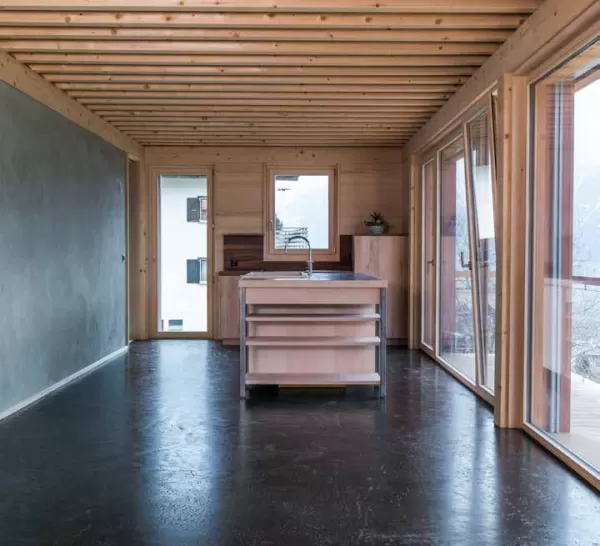 in Birgisch mit einer Netto-Wohnfläche von 96 m2 ist eines der ersten solaren Direktgewinnhäuser im «Sonnenkanton Wallis»: ein optimal dämmendes Vollholzwandsystem aus regionalem, in abnehmendem Mond geschlagenem Fichtenholz, genügend Speichermasse, spezielles Fensterglas und eine optimale Beschattung machen eine Heizung überflüssig (lediglich ein kleiner Stückholzofen überbrückt lange winterliche Schlechtwetterphasen). Praktisch ausschliesslich werden ökologische Materialien verwendet. Walliser und Berner 